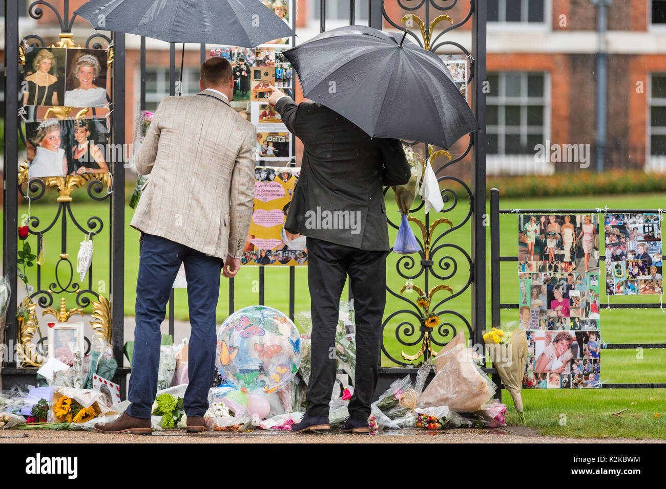 Londra, Regno Unito. Il 30 agosto, 2017. S.a.r. il principe Harry ricorda l'infanzia fotografie di se stesso e del Duca di Cambridge come bambini, mentre lui e Principi William visualizza omaggi a sinistra per loro tardi madre, la Principessa Diana alla vigilia del ventesimo anniversario della sua morte. Credito: amanda rose/Alamy Live News Foto Stock