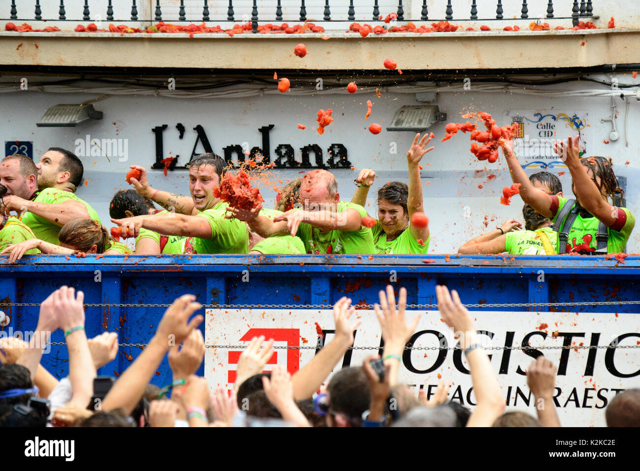 Buñol, Spagna. Il 30 agosto, 2017. Tomatina de Buñol, Valencia, Spagna più di 22.000 persone sono venuti per il più grande del mondo di pomodoro hguerra. Esso ha gettato 16 tonnellate di pomodori maturi. Credito: Salva Garrigues/Alamy Live News Foto Stock