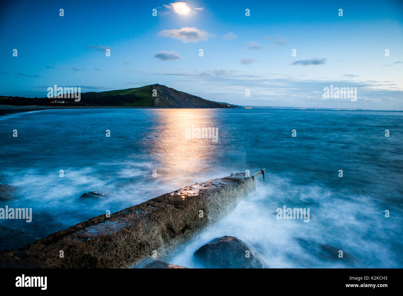 Una lunga esposizione del cielo chiaro di luna guardando a sud di Aberystwyth sulla costa ovest. © Ian Jones/Alamy Live News. Foto Stock