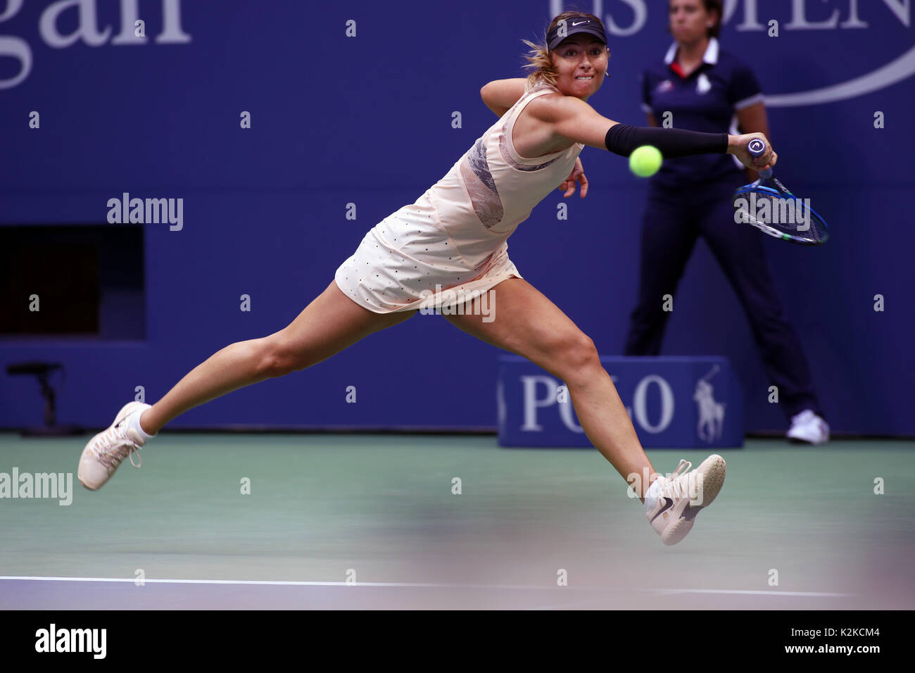 New York, Stati Uniti. Il 30 agosto, 2017. US Open Tennis: New York, 30 Agosto, 2017 - Maria Sharapova raggiunge ampia per tornare durante il suo secondo round match contro Timea Babos di Ungheria durante il loro secondo round corrisponde a US Open a Flushing Meadows, New York. Sharapova ha vinto la partita in tre set. Credito: Adam Stoltman/Alamy Live News Foto Stock