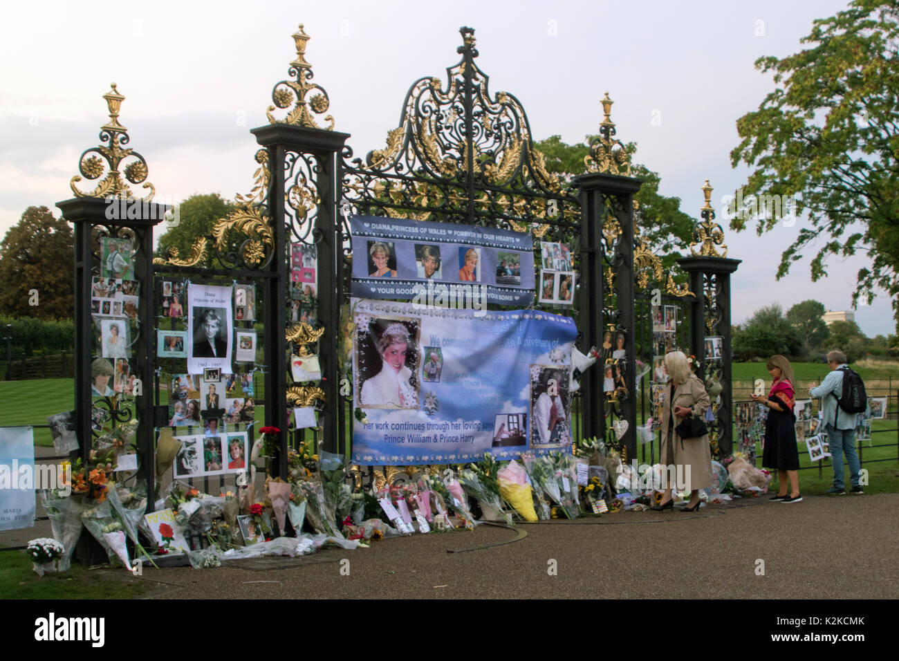 Londra, Inghilterra, Regno Unito. Il 30 agosto, 2017. Omaggi floreali e i messaggi sono previste da ben wishers alle porte di Kensington Palace, alla vigilia del ventesimo anniversario della morte di Lady Diana, principessa di Galles in un tragico incidente stradale a Parigi, in Francia, il 31 agosto, 1997. Nella prima parte della giornata, il principe Harry e il Duca e la Duchessa di Cambridge, ha visitato il giardino bianco insieme, che è stato piantato con fiori e fogliame Ispirato dai ricordi della vita di Diana, immagine e stile. Iain McGuinness / Alamy Live News Foto Stock