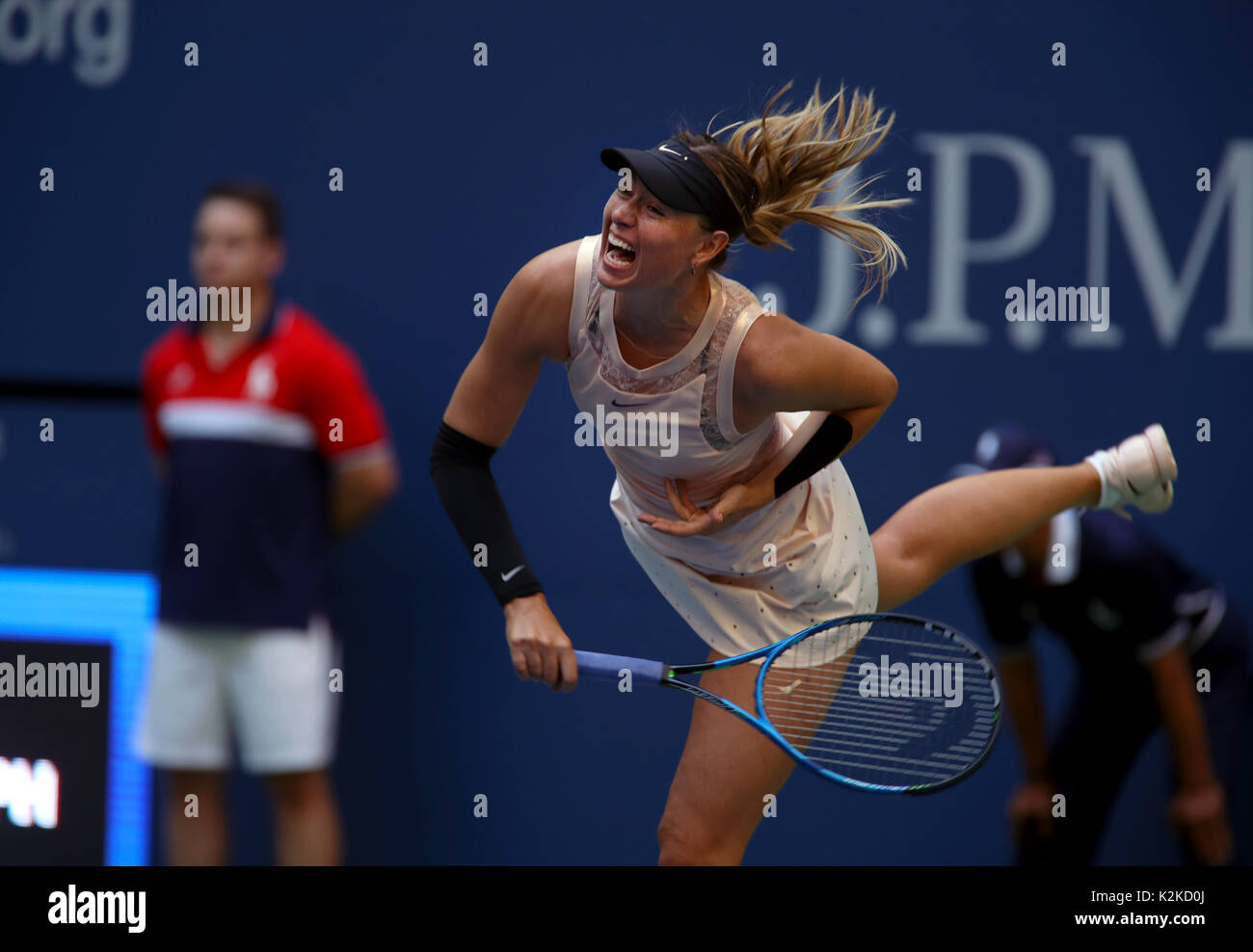 New York, Stati Uniti. Il 30 agosto, 2017. US Open Tennis: New York, 30 Agosto, 2017 - Maria Sharapova che serve durante la sua seconda partita contro Timea Babos di Ungheria durante il loro secondo round corrisponde a US Open a Flushing Meadows, New York. Sharapova ha vinto la partita in tre set. Credito: Adam Stoltman/Alamy Live News Foto Stock