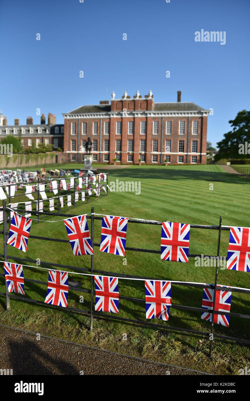 Il Palazzo di Kensington, London, Regno Unito. 31 Agosto, 2017. Omaggi sono previste al di fuori Kensington Palace per il ventesimo anniversario della morte della Principessa Diana. Credito: Matteo Chattle/Alamy Live News Foto Stock