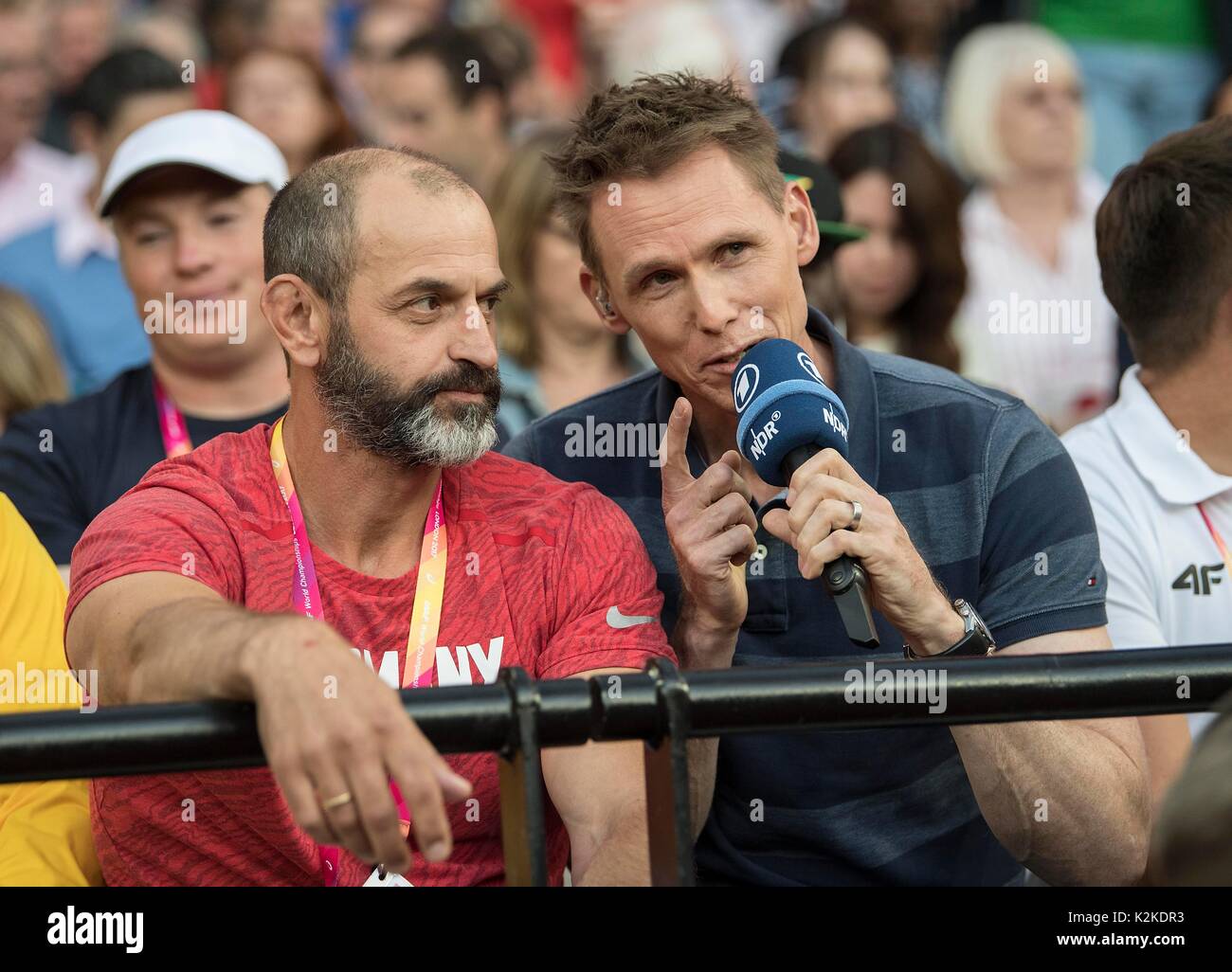 Bundestrainer/ Trainer Dott. MARKO BADURA, Deutschland, beim Interview mit Frank BUSEMANN Leichtathletik-Experte (ARD), Finale Diskuswerfen der Maenner, am 05.08.2017 Leichtathletik Weltmeisterschaft 2017 a Londra/ Grossbritannien vom 04.08. - 13.08.2017. | Verwendung weltweit Foto Stock