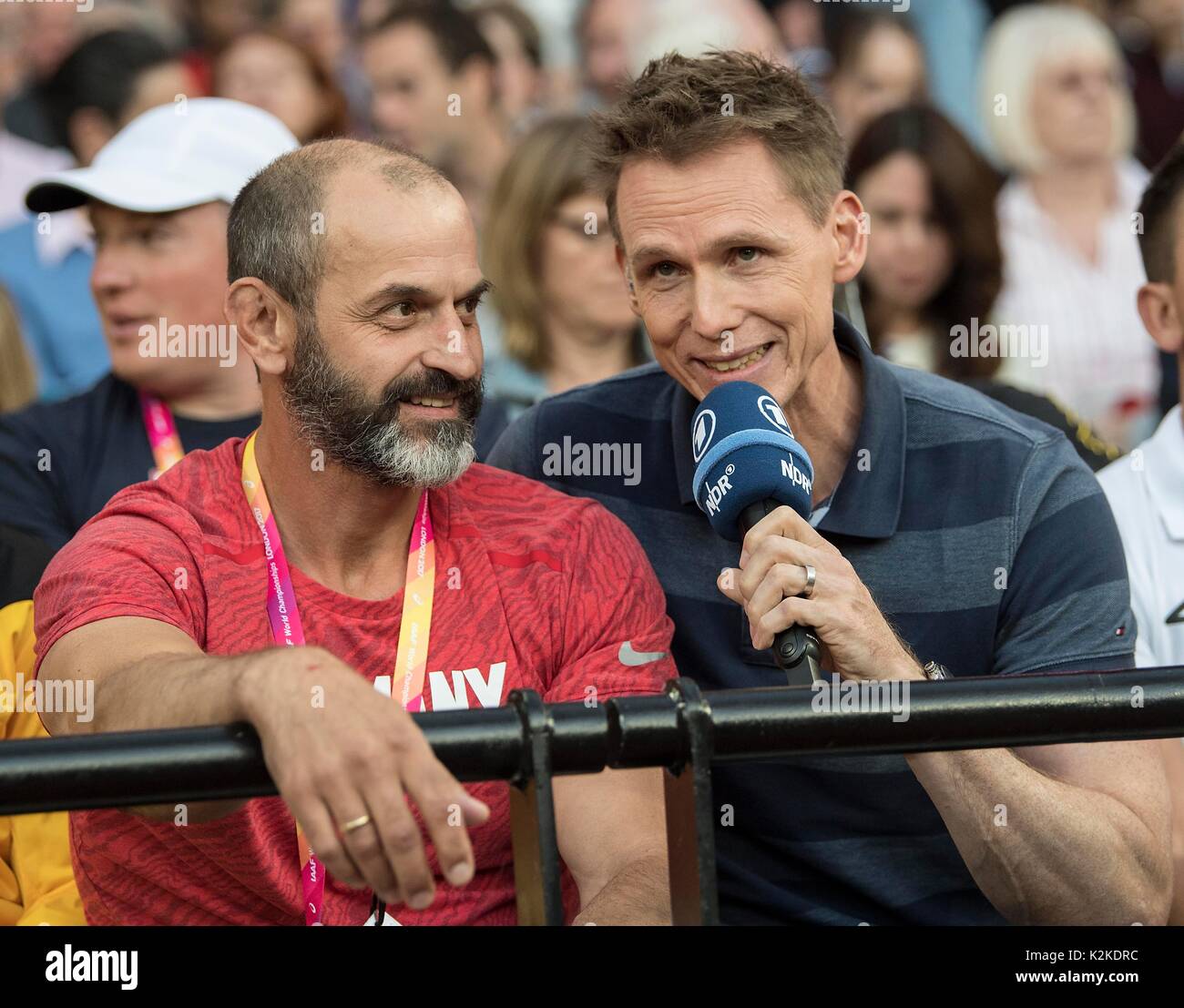 Bundestrainer/ Trainer Dott. MARKO BADURA, Deutschland, beim Interview mit Frank BUSEMANN Leichtathletik-Experte (ARD), Finale Diskuswerfen der Maenner, am 05.08.2017 Leichtathletik Weltmeisterschaft 2017 a Londra/ Grossbritannien vom 04.08. - 13.08.2017. | Verwendung weltweit Foto Stock
