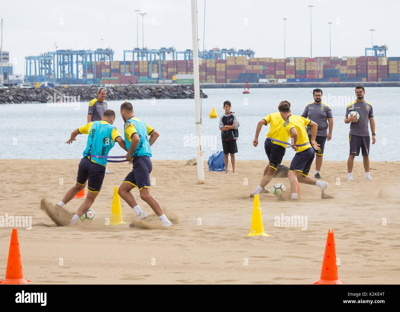 Las Palmas, Gran Canaria, Isole Canarie, Spagna. 31st agosto 2017. Formazione dei calciatori Union Deportiva Las Palmas sulla spiaggia della città. Foto Stock