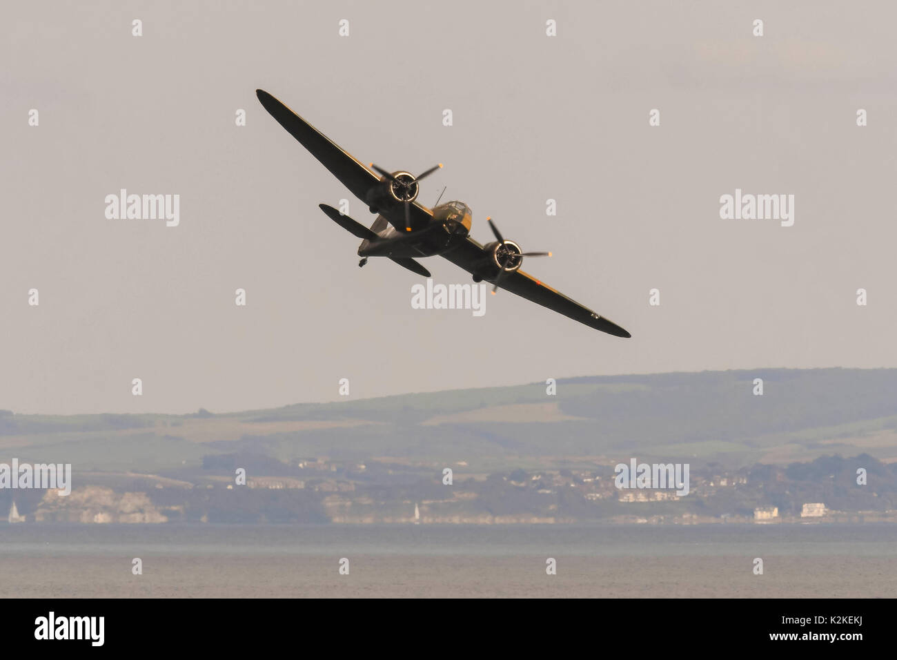 Bournemouth Dorset, Regno Unito. 31 Agosto, 2017. Regno Unito Meteo. Il Bristol Blenheim battenti la sua visualizzazione alla località balneare di Bournemouth nel Dorset il primo giorno del festival dell'aria dopo piogge torrenziali che hanno colpito. Photo credit: Graham Hunt/Alamy Live News Foto Stock