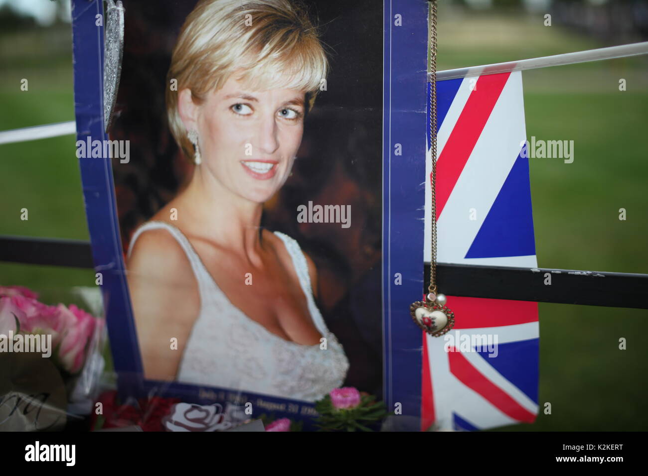 Londra, Regno Unito. 31 Agosto, 2017. La gente paga tributo alla Principessa Diana a Kensington Palace dopo 20 anni della sua morte, Londra, UK Credit: Nastia M/Alamy Live News Foto Stock