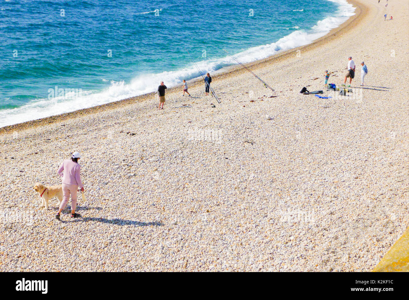 Chesil Beach, Portland, Regno Unito. 31 Agosto, 2017. La gente è piaciuto un altro giorno soleggiato, pesca e camminare su Chesil Beach Credito: stuart fretwell/Alamy Live News Foto Stock