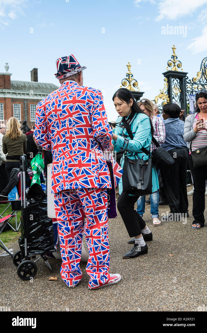 Royal fan Terry Hutt fuori dalle porte di Kensington Palace per commemorare e rendere omaggio alla Principessa Diana, venti anni dopo la sua morte. Foto Stock