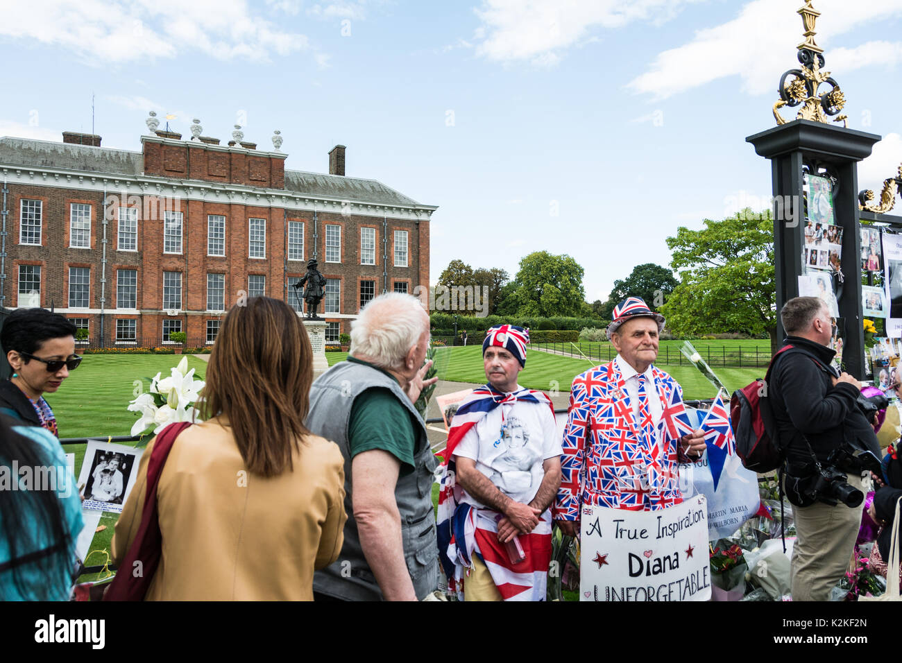 Royal ventole John Loughrey e Terry Hutt fuori dalle porte di Kensington Palace per commemorare e rendere omaggio alla Principessa Diana, venti anni dopo la sua morte. Foto Stock