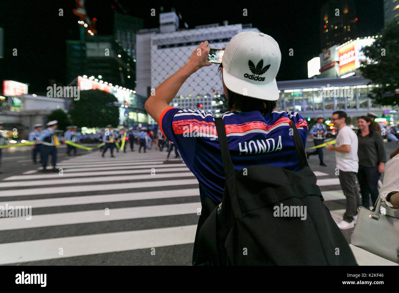 Giapponese soccer fans celebrare in Shibuya dopo la Coppa del Mondo FIFA Russia 2018 Qualificatore asiatici Final Round Group B match tra Giappone 2-0 Australia il 31 agosto 2017, Tokyo, Giappone. Giappone sigillato la loro posizione nella parte superiore del gruppo B e qualificato per il 2018 la Russia in Coppa del mondo. I fan che hanno guardato il gioco a Tokyo di testa all'incrocio di Shibuya per celebrare dove la Tokyo Metropolitan Police erano a portata di mano per controllare l'accesso al famoso incrocio scramble. Credito: Rodrigo Reyes Marin/AFLO/Alamy Live News Foto Stock