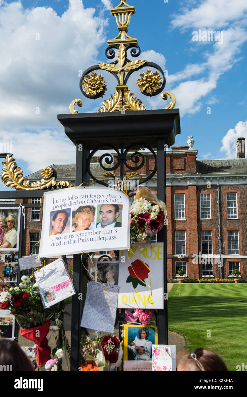 Ben wishers, fotografi e news equipaggi jostle fuori dalle porte di Kensington Palace per commemorare e rendere omaggio alla Principessa Diana, venti anni dopo la sua morte. Foto Stock