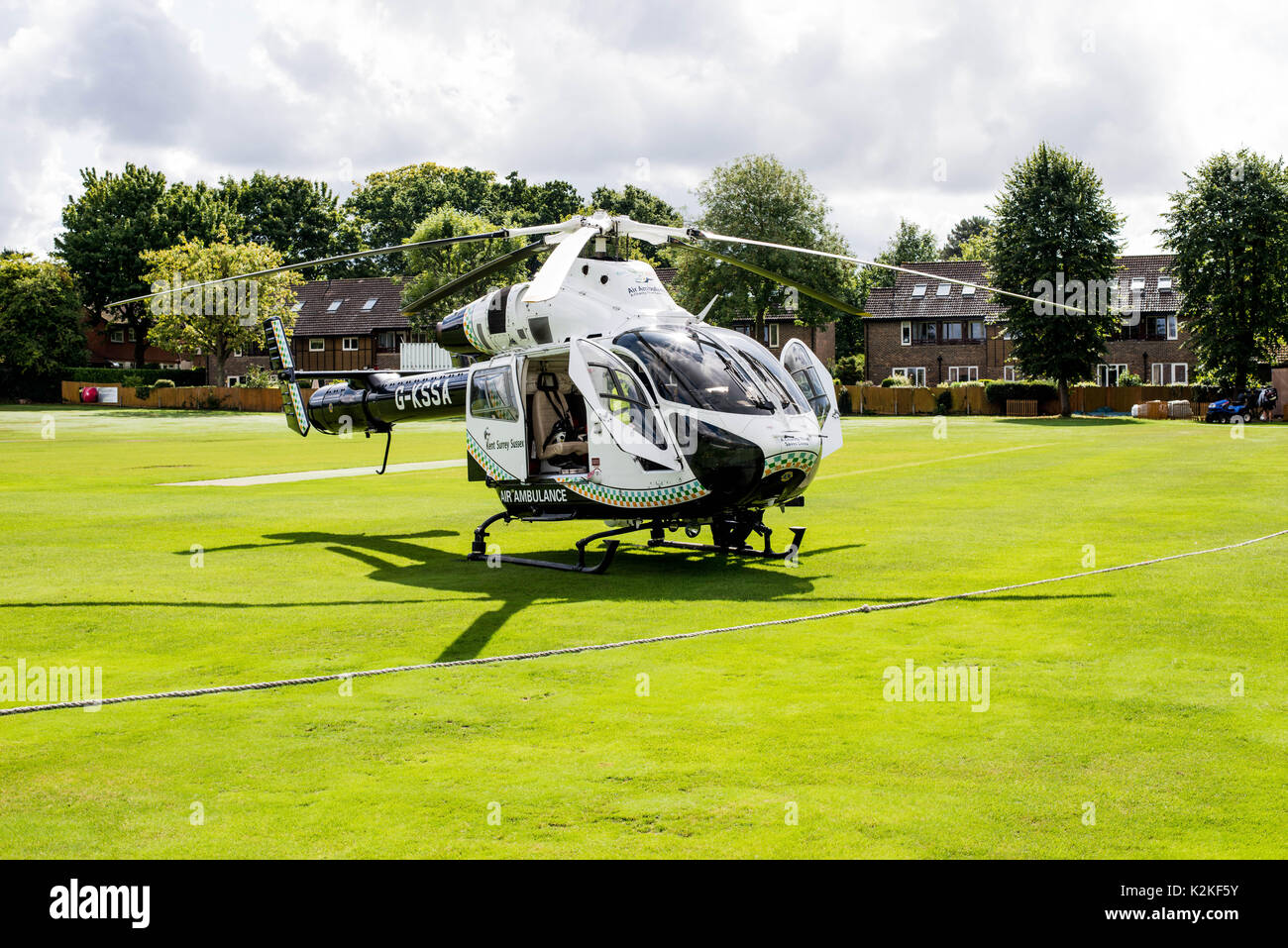 La strada, Ashtead, Surrey, Regno Unito, 31 agosto 2017. serives emergenza frequentare il teatro di un grave incidente stradale, compresa una coulisse Air Ambulance. una donna nel suo 70s' subito gravi e pericolose per la vita ferite alla testa dopo essere stato colpito da una moto ed è stato trasferito, in strada, a st.georges ospedale in tooting, a sud di Londra. Foto Stock