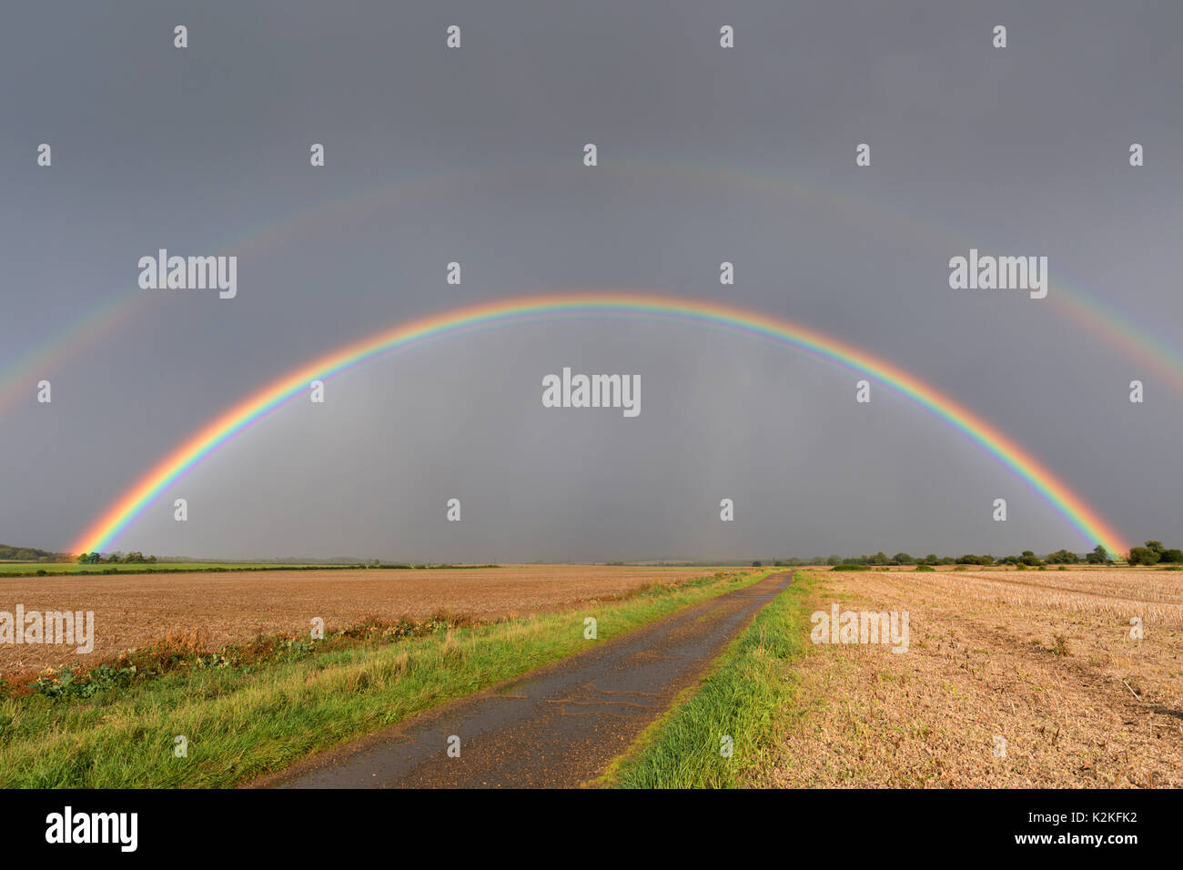 Stapleford, Cambridge, UK. Il 31 agosto, 2017. Doppio Arcobaleno su campi in Cambridgeshire. Dopo heavy rain un arcobaleno illumina il cielo. Keith Taylor/Alamy Live News Foto Stock