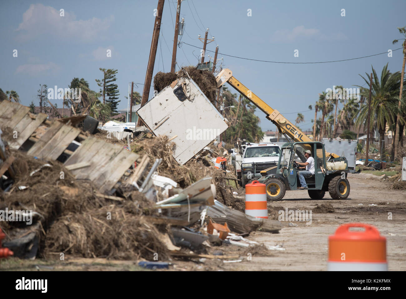 Port aransas, texas, Stati Uniti d'America. 30 Ago, 2017. ingenti danni dall uragano Harvey's ha colpito quasi una settimana fa cucciolate costiero il Texas città di port aransas come residenti sono ammessi al relitto del sondaggio. Credito: bob daemmrich/alamy live news Foto Stock