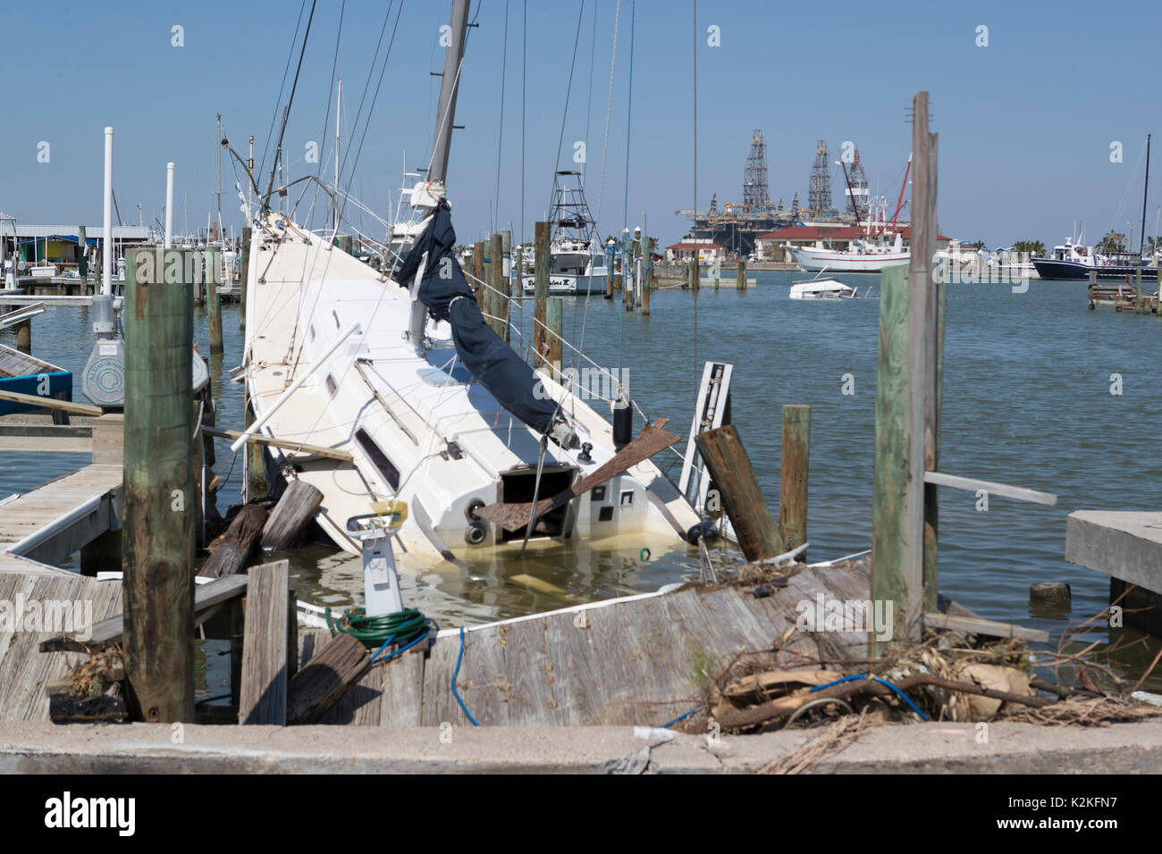 Port Aransas, Texas Stati Uniti. 30 agosto 2017. Banchine e artigianato del piacere ampiamente danneggiato da Hurricane Harvey colpito quasi una settimana fa cucciolare il porto di Port Aransas. Credit: Bob Daemmrich/Alamy Live News Foto Stock