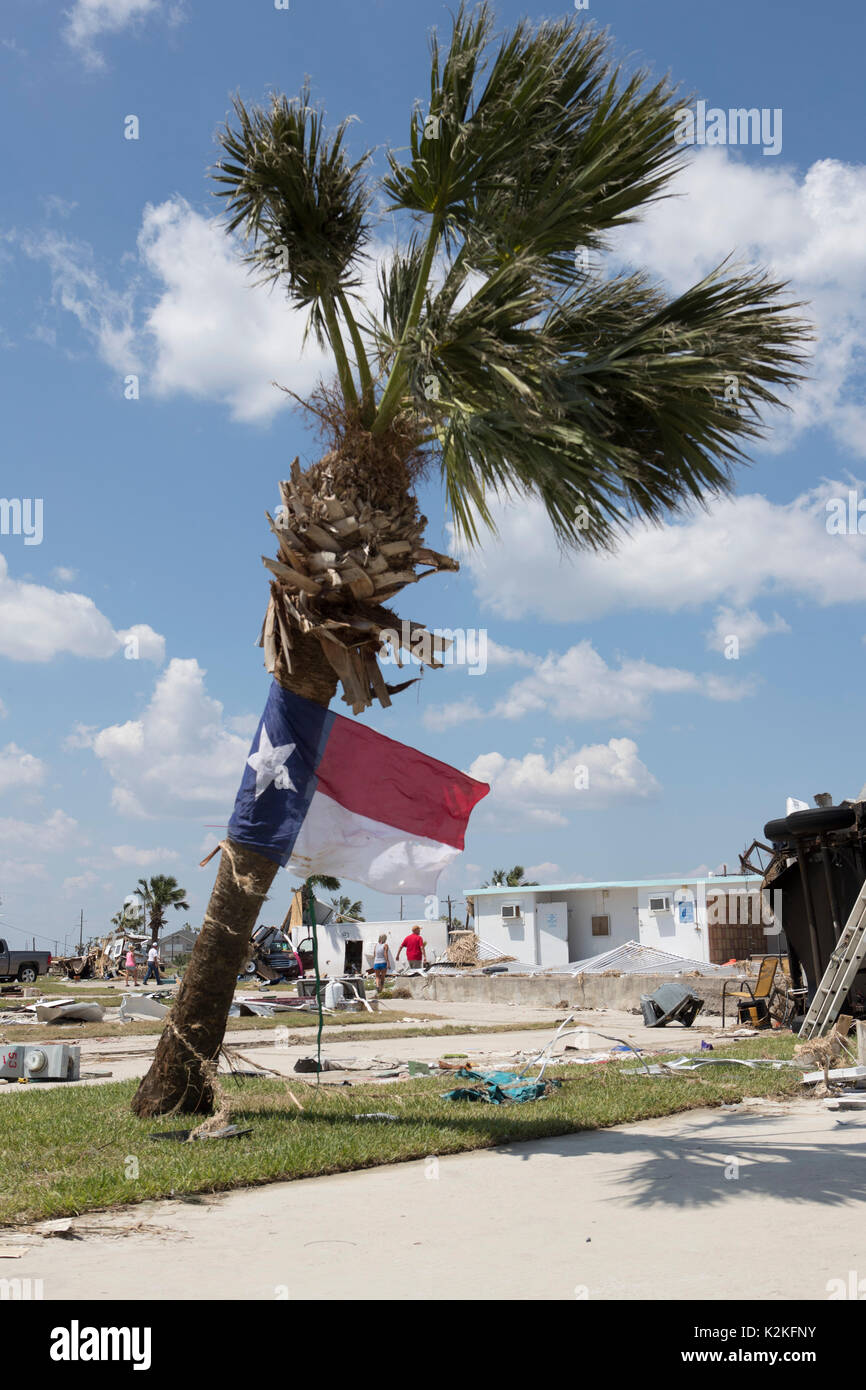 Port Aransas, STATI UNITI D'AMERICA. Il 30 agosto, 2017. Danni estesi dall uragano Harvey's ha colpito quasi una settimana fa cucciolate costiero il Texas città di Port Aransas come residenti sono ammessi al relitto del sondaggio. Harvey's pedaggio l sul Texas raggiungerà i miliardi di dollari. Credito: Bob Daemmrich/Alamy Live News Foto Stock