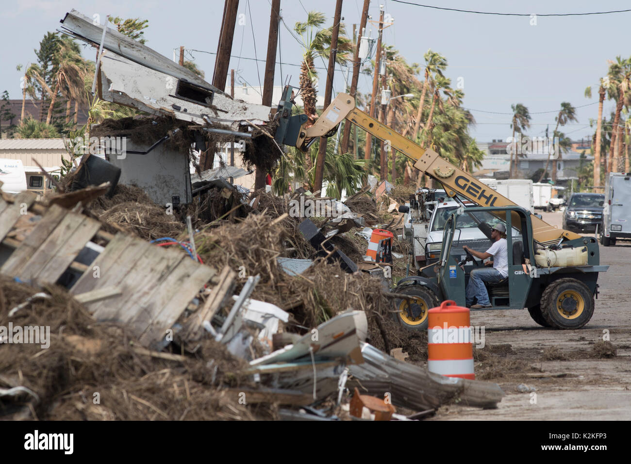 Port aransas, texas, Stati Uniti d'America. 30 Ago, 2017. ingenti danni dall uragano Harvey's ha colpito quasi una settimana fa cucciolate costiero il Texas città di port aransas come residenti sono ammessi al relitto del sondaggio. Credito: bob daemmrich/alamy live news Foto Stock