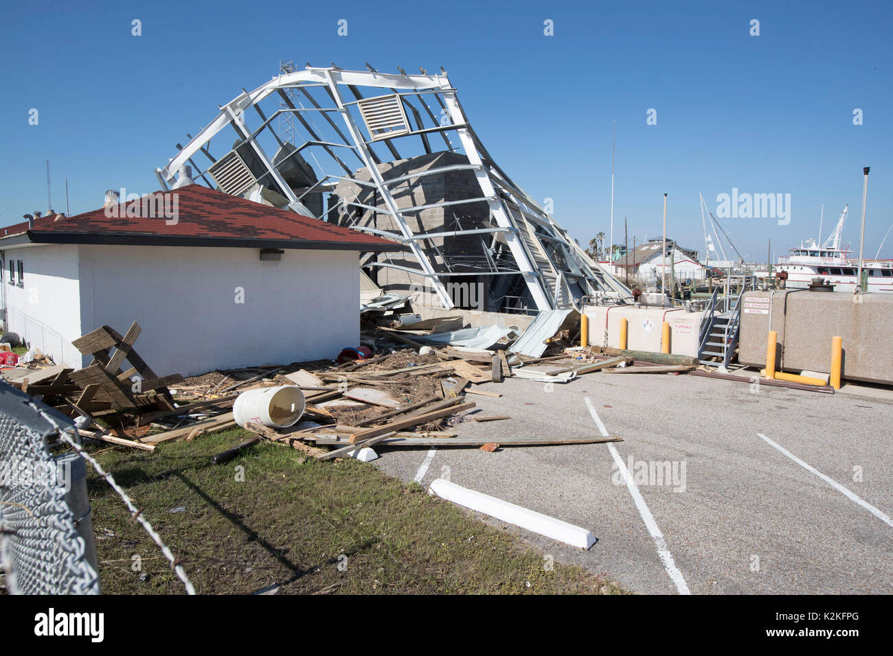 Port aransas, texas, Stati Uniti d'America. 30 Ago, 2017. ingenti danni dall uragano Harvey's ha colpito quasi una settimana fa cucciolate costiero il Texas città di port aransas come residenti sono ammessi al relitto del sondaggio. Credito: bob daemmrich/alamy live news Foto Stock