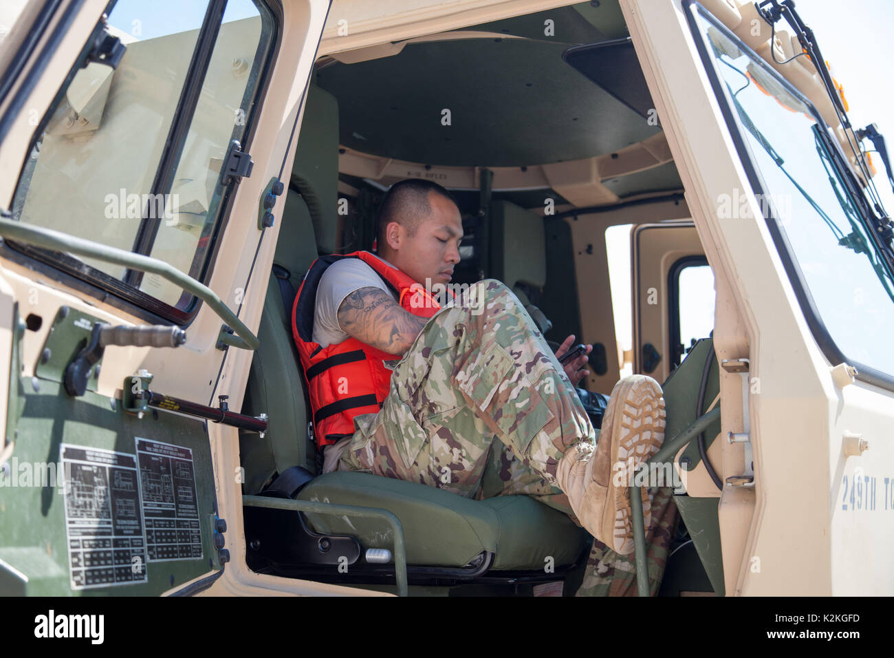 Houston, Stati Uniti d'America. 31 agosto 2017: un Texas soldato della protezione nazionale prende una pausa durante le operazioni di soccorso in caso di inondazioni causate dall' uragano Harvey a Houston, TX. John Glaser/CSM./Alamy Live News Foto Stock