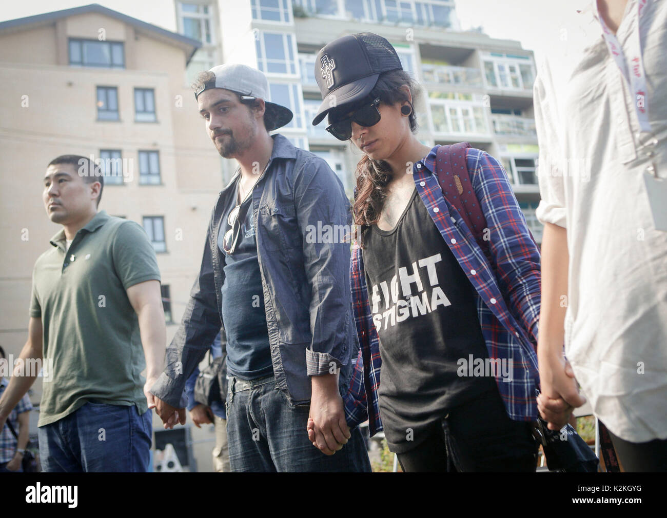 Vancouver, Canada. 31 Agosto, 2017. Persone tenere le mani per ricordare le vittime da overdose durante un memoriale di servizio per contrassegnare il sovradosaggio internazionale Giornata di sensibilizzazione in Vancouver, Canada, 31 Agosto, 2017. Il sovradosaggio internazionale Giornata di sensibilizzazione è un evento globale tenutasi il 31 agosto di ogni anno per la sensibilizzazione di overdose e ridurre lo stigma di decessi correlati al consumo di stupefacenti. Credito: Liang Sen/Xinhua/Alamy Live News Foto Stock