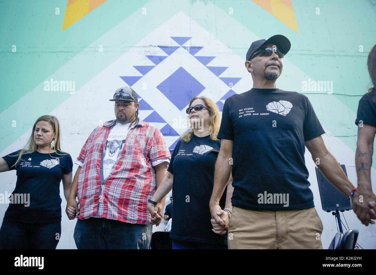 Vancouver, Canada. 31 Agosto, 2017. Persone tenere le mani per ricordare le vittime da overdose durante un memoriale di servizio per contrassegnare il sovradosaggio internazionale Giornata di sensibilizzazione in Vancouver, Canada, 31 Agosto, 2017. Il sovradosaggio internazionale Giornata di sensibilizzazione è un evento globale tenutasi il 31 agosto di ogni anno per la sensibilizzazione di overdose e ridurre lo stigma di decessi correlati al consumo di stupefacenti. Credito: Liang Sen/Xinhua/Alamy Live News Foto Stock