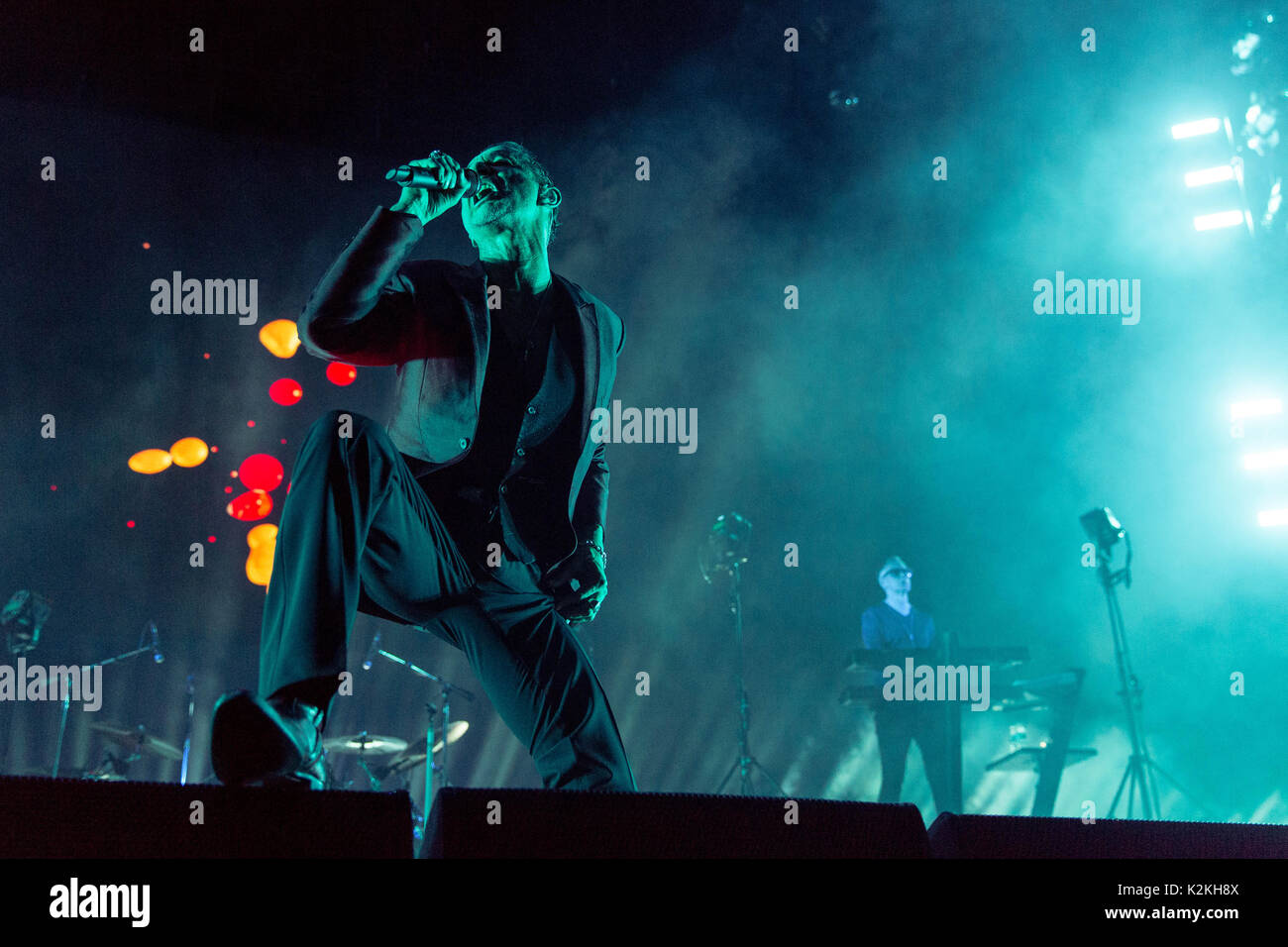 Tinley Park, Illinois, Stati Uniti d'America. Il 30 agosto, 2017. DAVE GAHAN e Andy Fletcher dei Depeche Mode durante la Global Spirits tour a Hollywood Casino Anfiteatro romano di Tinley Park, Illinois Credit: Daniel DeSlover/ZUMA filo/Alamy Live News Foto Stock