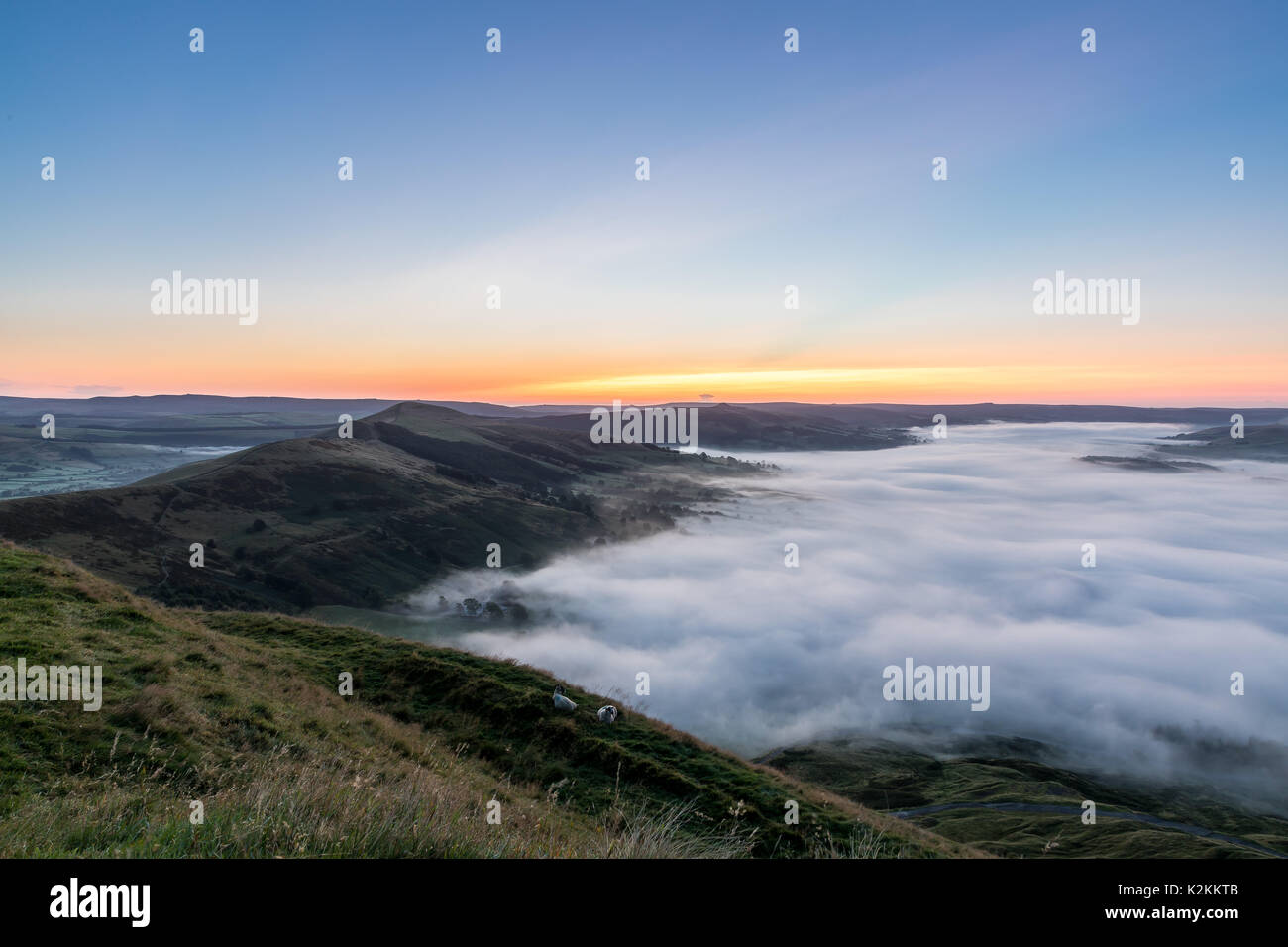 Un glorioso tramonto sull'inversione di cloud a Hope Valley, Derbyshire, Regno Unito. Vista dal Mam Tor, Peak District Foto Stock