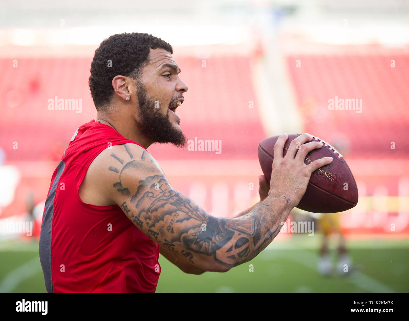 Florida, Stati Uniti d'America. 31 Agosto, 2017. LOREN ELLIOTT | Orari .Tampa Bay Buccaneers wide receiver Mike Evans (13) Si ritiene che le catture di una passata prima di una partita di preseason tra Washington Redskins e Tampa Bay Buccaneers presso Raymond James Stadium di Tampa, Florida, giovedì 31 agosto, 2017. Credito: Loren Elliott/Tampa Bay volte/ZUMA filo/Alamy Live News Foto Stock