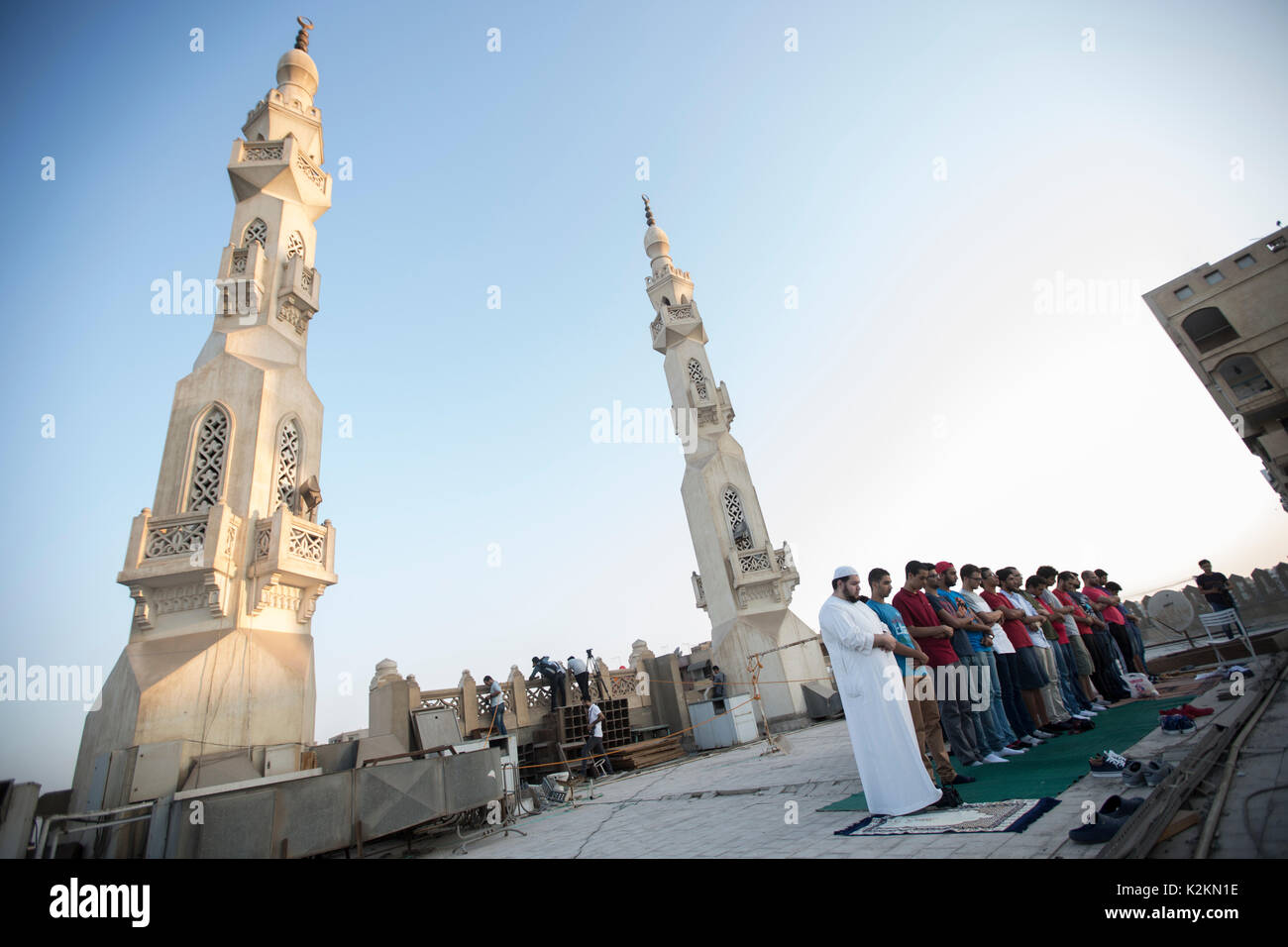 Il Cairo, Egitto. 01 Sep, 2017. Musulmani egiziano effettuare Eid al-Adha preghiere a Abou Bakr El Seddik moschea nel quartiere di Heliopolis al Cairo, Egitto, 1 settembre 2017. Credito: Gehad Hamdy/dpa/Alamy Live News Foto Stock