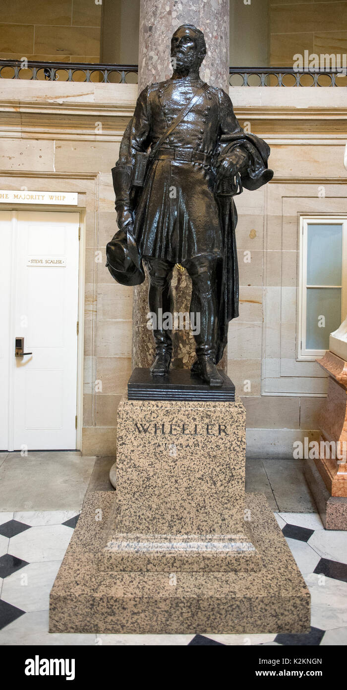 Statua del generale confederato Joseph " Fighting Joe' Wheeler che è parte della statuaria nazionale Hall raccolta in Campidoglio degli Stati Uniti in Washington, DC, giovedì 31 agosto, 2017. La statua del generale Wheeler è stato dato alla raccolta da parte dello stato dell'Alabama nel 1925. La collezione si compone di 100 statue, due da ciascun membro. Di queste dodici raffigurano i leader confederati. Le statue sono diventati controverso e ci sono state richieste per la loro rimozione dal Campidoglio US. Credito: Ron Sachs/CNP /MediaPunch Foto Stock