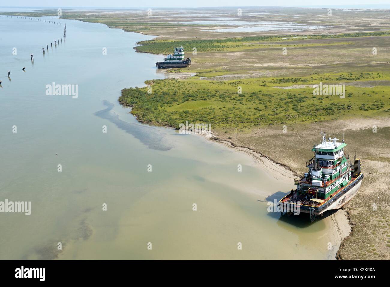 Il Corpus Christi, Stati Uniti. 31 Agosto, 2017. Ocean andando tug barche elica nella palude presso il porto di Corpus Christi dopo arenamento durante l uragano Harvey 31 agosto 2017 nel Corpus Christi, Texas. Credito: Planetpix/Alamy Live News Foto Stock