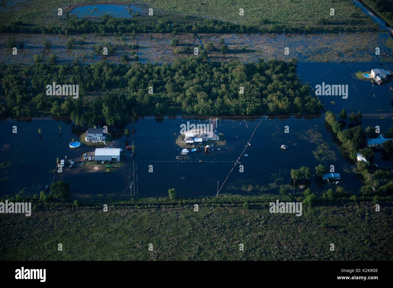 Houston, Stati Uniti. 31 Agosto, 2017. Le acque di esondazione dopo il passaggio dell uragano Harvey circondano le case in una suddivisione 31 agosto 2017 vicino a Houston, Texas. Credito: Planetpix/Alamy Live News Foto Stock