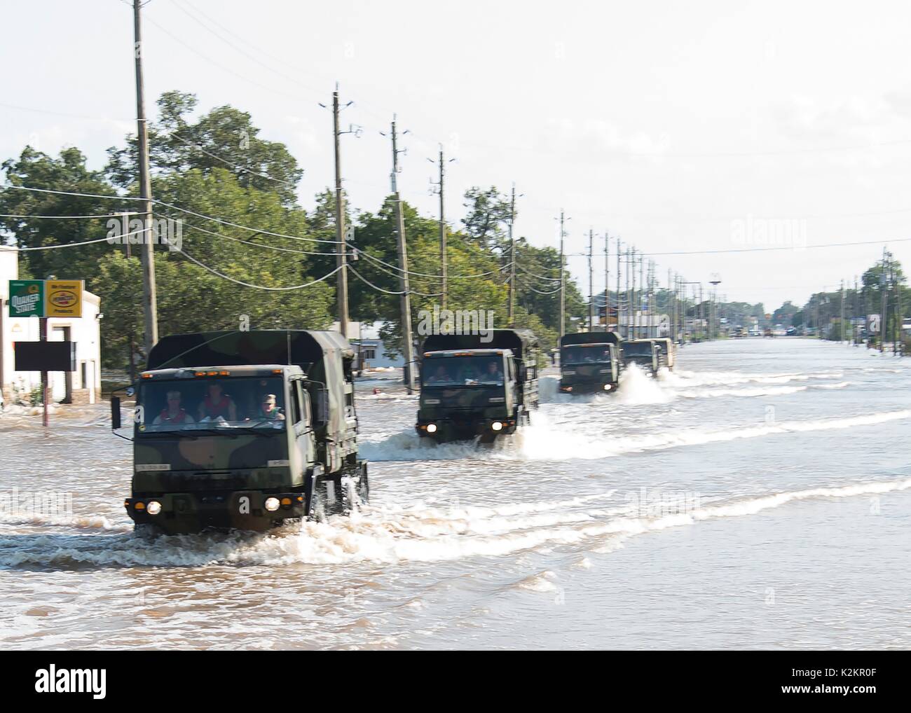 Wharton, Stati Uniti. 31 Agosto, 2017. Guardie Nazionali di trasmissione medio leggeri veicoli tattici attraverso le acque di esondazione come essi evacuare i residenti a filamento dopo il passaggio dell uragano Harvey Agosto 31, 2017 in Wharton, Texas. Credito: Planetpix/Alamy Live News Foto Stock