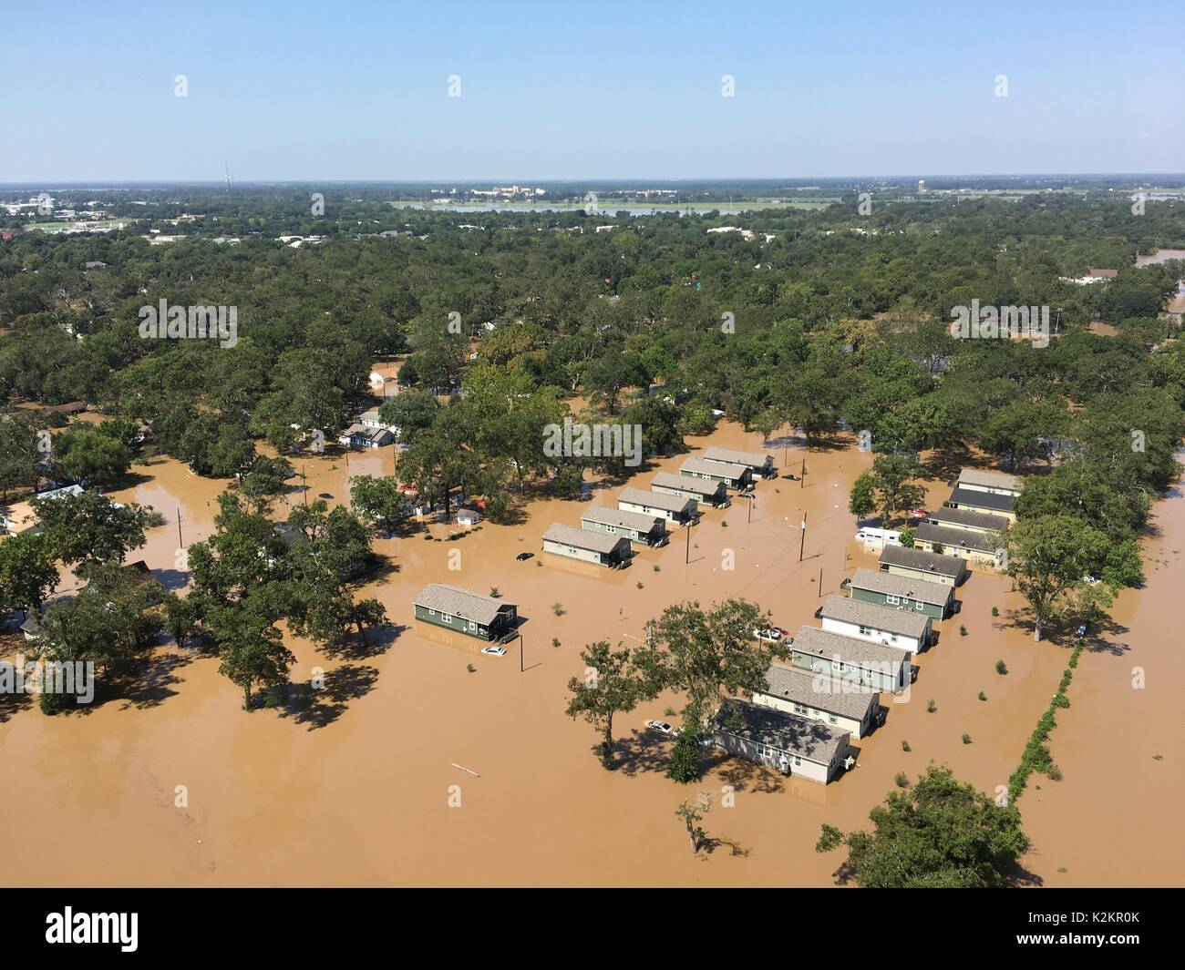 Wharton, Stati Uniti. 31 Agosto, 2017. Le acque di esondazione dopo il passaggio dell uragano Harvey circondano le case in una suddivisione 31 Agosto 2017 in Wharton, Texas. Credito: Planetpix/Alamy Live News Foto Stock