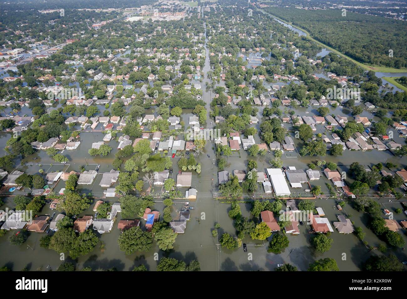 Houston, Stati Uniti. 31 Agosto, 2017. Le acque di esondazione dopo il passaggio dell uragano Harvey circondano le case in una suddivisione Agosto 31, 2017 a Houston, Texas. Credito: Planetpix/Alamy Live News Foto Stock