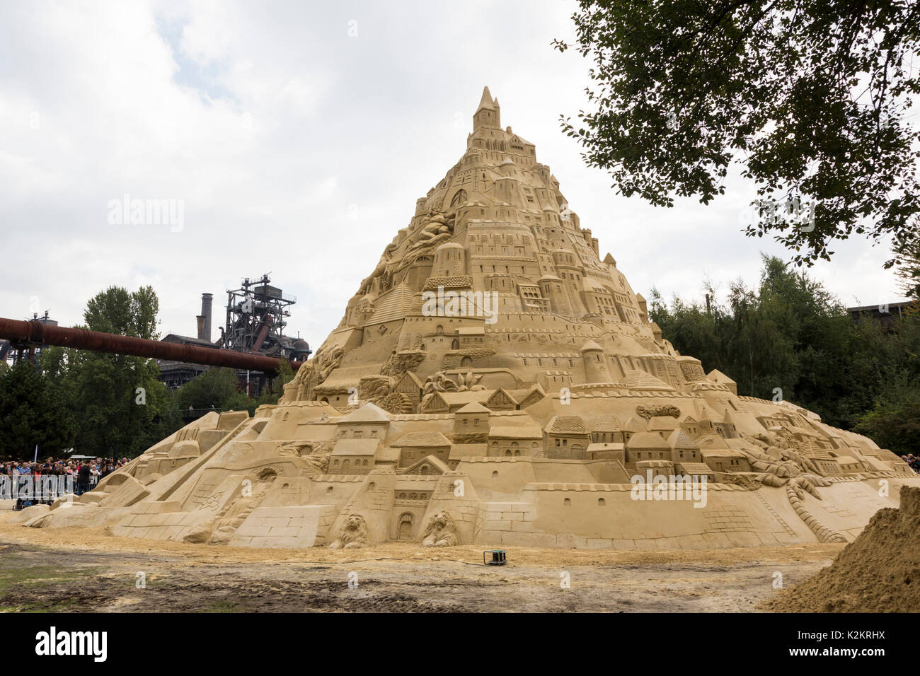 Duisburg, Germania. 1 settembre 2017. Creato dalla società di viaggi schauinsland-reisen, il record per il più alto sandcastle nel mondo (16.68m) va a Duisburg, in Germania dove 19 scultori di sabbia aveva lavorato sulla struttura fatta solo di sabbia per 25 giorni. Jack Brockbank di Guinness World Records ha confermato il record. Foto: Bettina Strenske/Alamy Live News Foto Stock