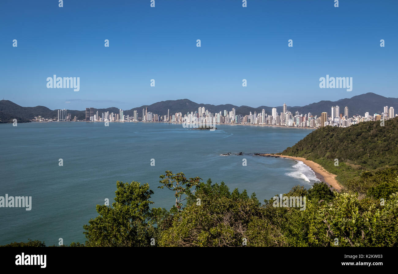 Vista aerea di Balneario Camboriu skyline della città e la spiaggia di Buraco (Praia do Buraco) - Balneario Camboriu, Santa Catarina, Brasile Foto Stock