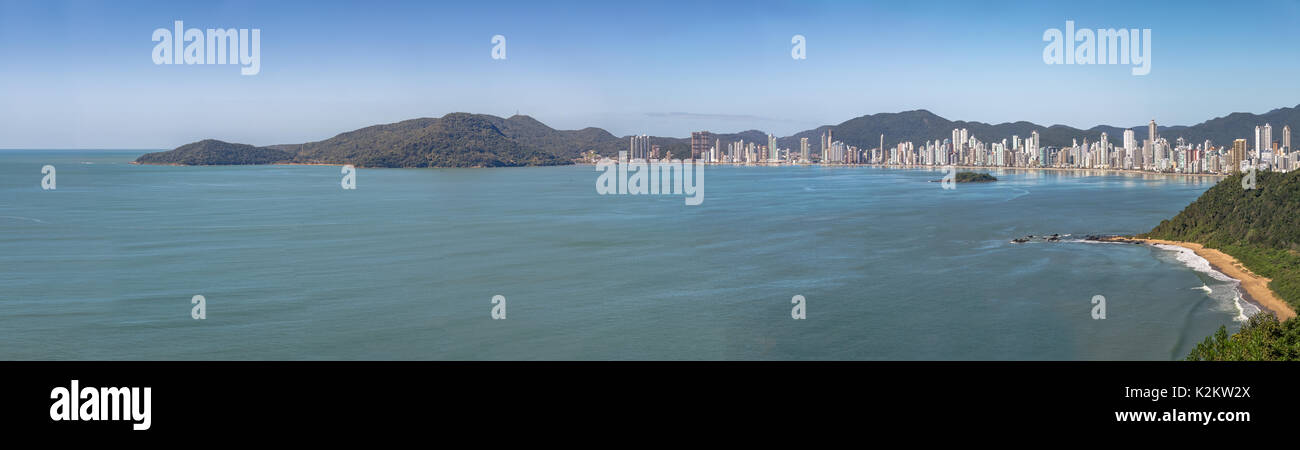 Panoramica vista aerea di Balneario Camboriu skyline della città e la spiaggia di Buraco (Praia do Buraco) - Balneario Camboriu, Santa Catarina, Brasile Foto Stock