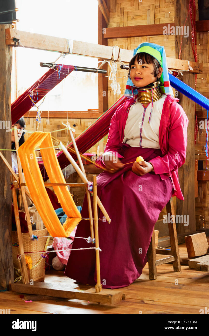 Lago Inle, Myanmar - Gennaio 04, 2007: giovane donna di Kayan Lahwi (Padaung) persone che indossano le bobine di ottone sul collo lungo la tessitura tessile tradizionale Foto Stock
