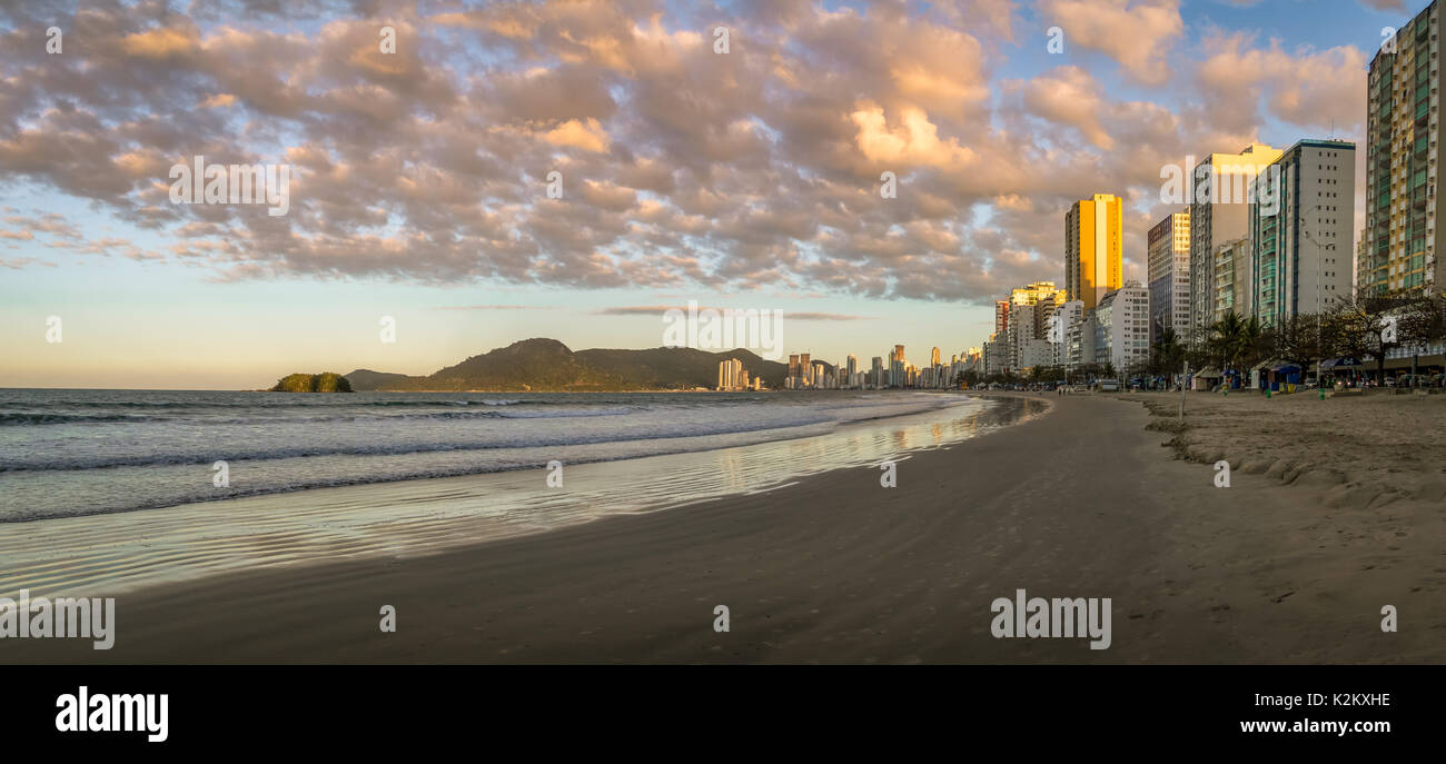 Vista panoramica di Balneario Camboriu beach e lo skyline al tramonto - Balneario Camboriu, Santa Catarina, Brasile Foto Stock