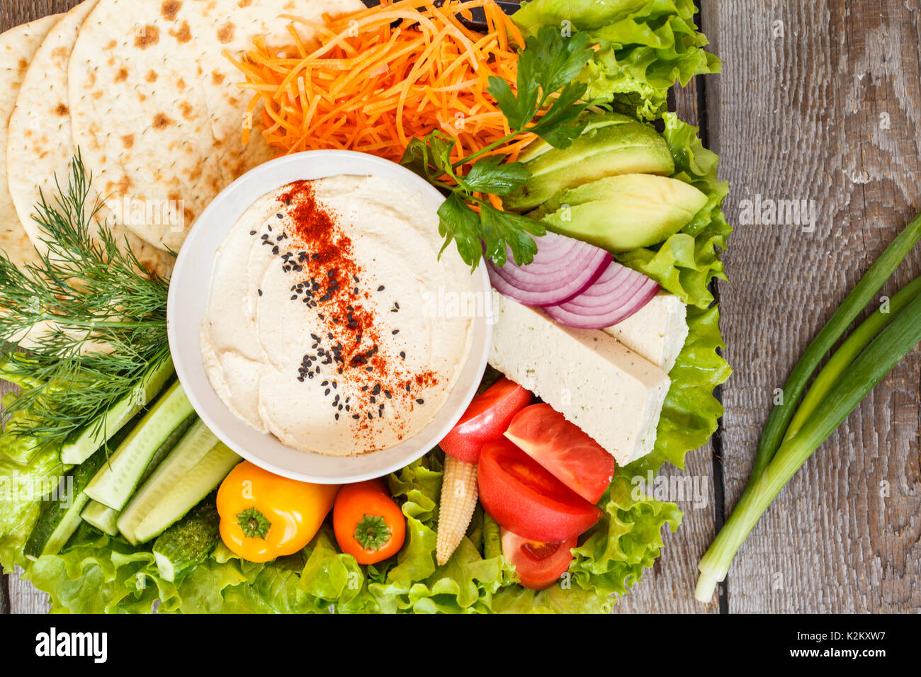 Hummus con verdure e tofu vegetariani, snack, vista dall'alto. Amore per un sano cibo vegan concetto. Foto Stock
