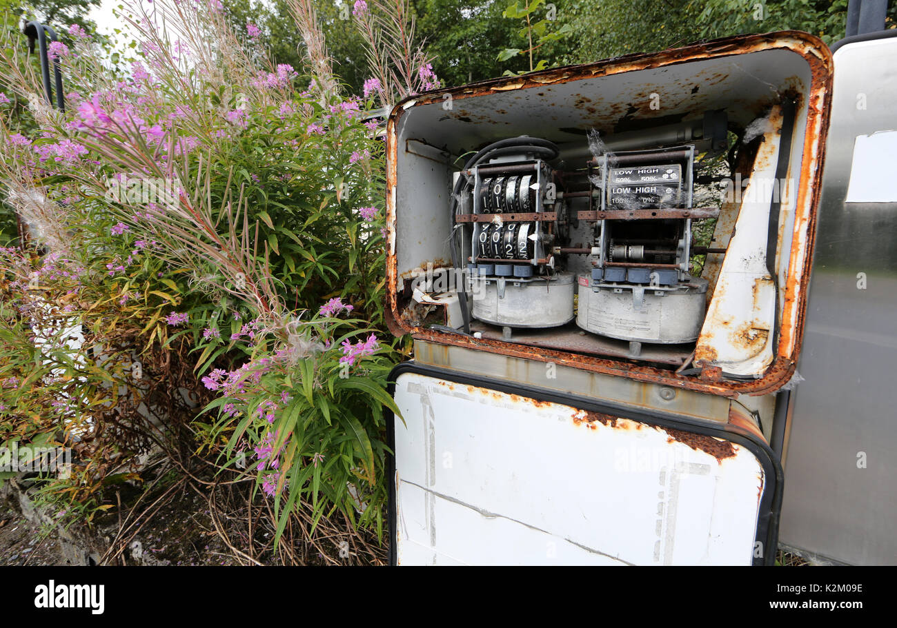 Abbandonate le pompe di carburante in Scozia rurale UK Credit: AllanMilligan/Alamy Foto Stock