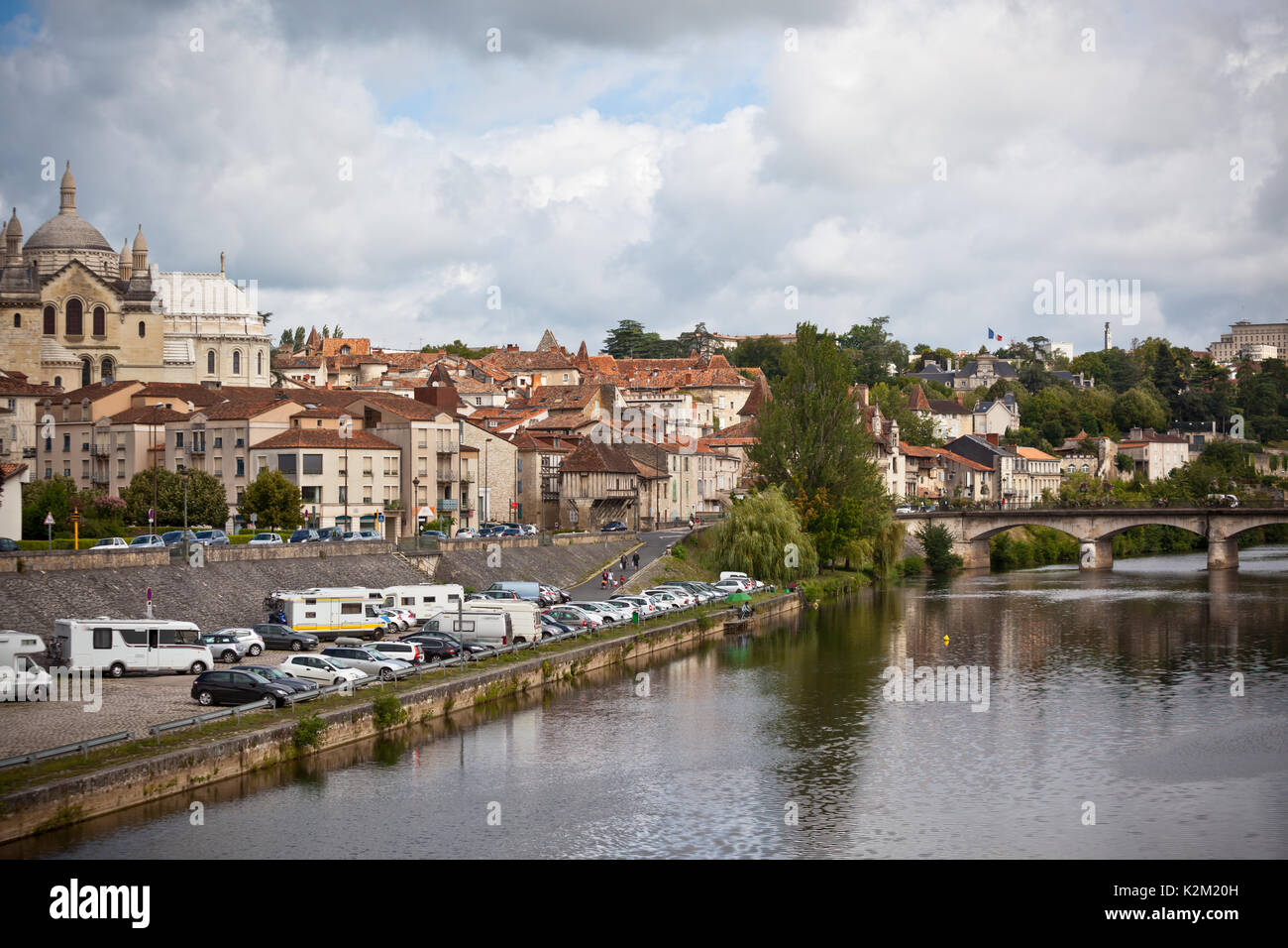 Vista pittoresca di Perigueux città in Francia. Paesaggio con fiume Vezere Foto Stock