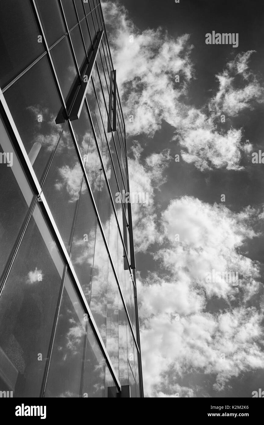 Alto riflettendo cielo molto nuvoloso Foto Stock