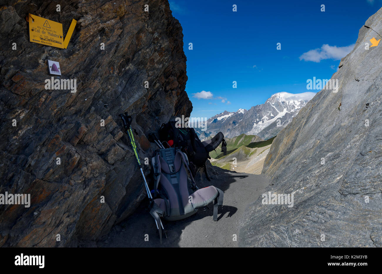 Un rocky mountain pass sul modo di Mont Blanc. Italia settentrionale Foto Stock