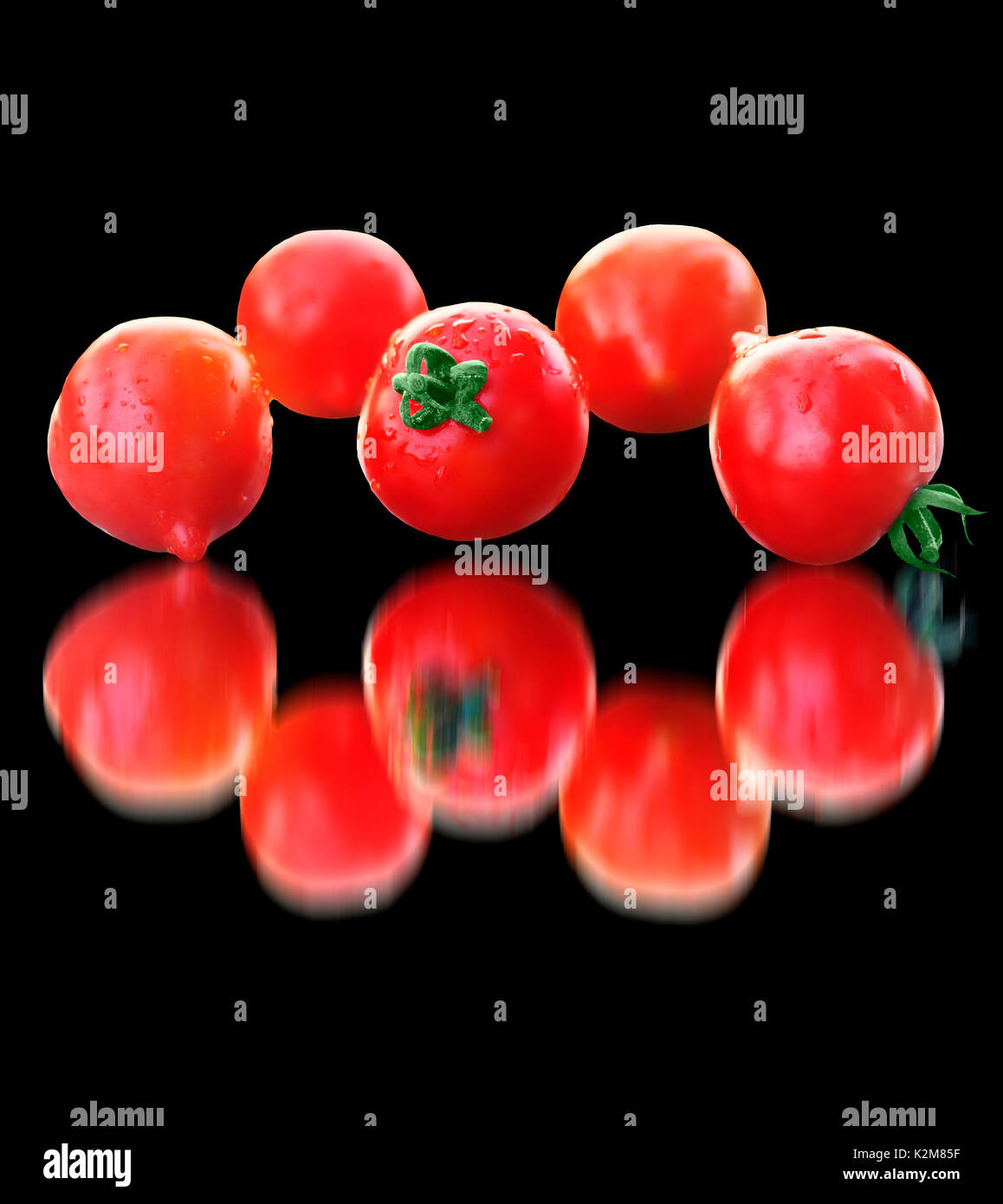 Caleidoscopio di pomodori su sfondo nero Foto Stock