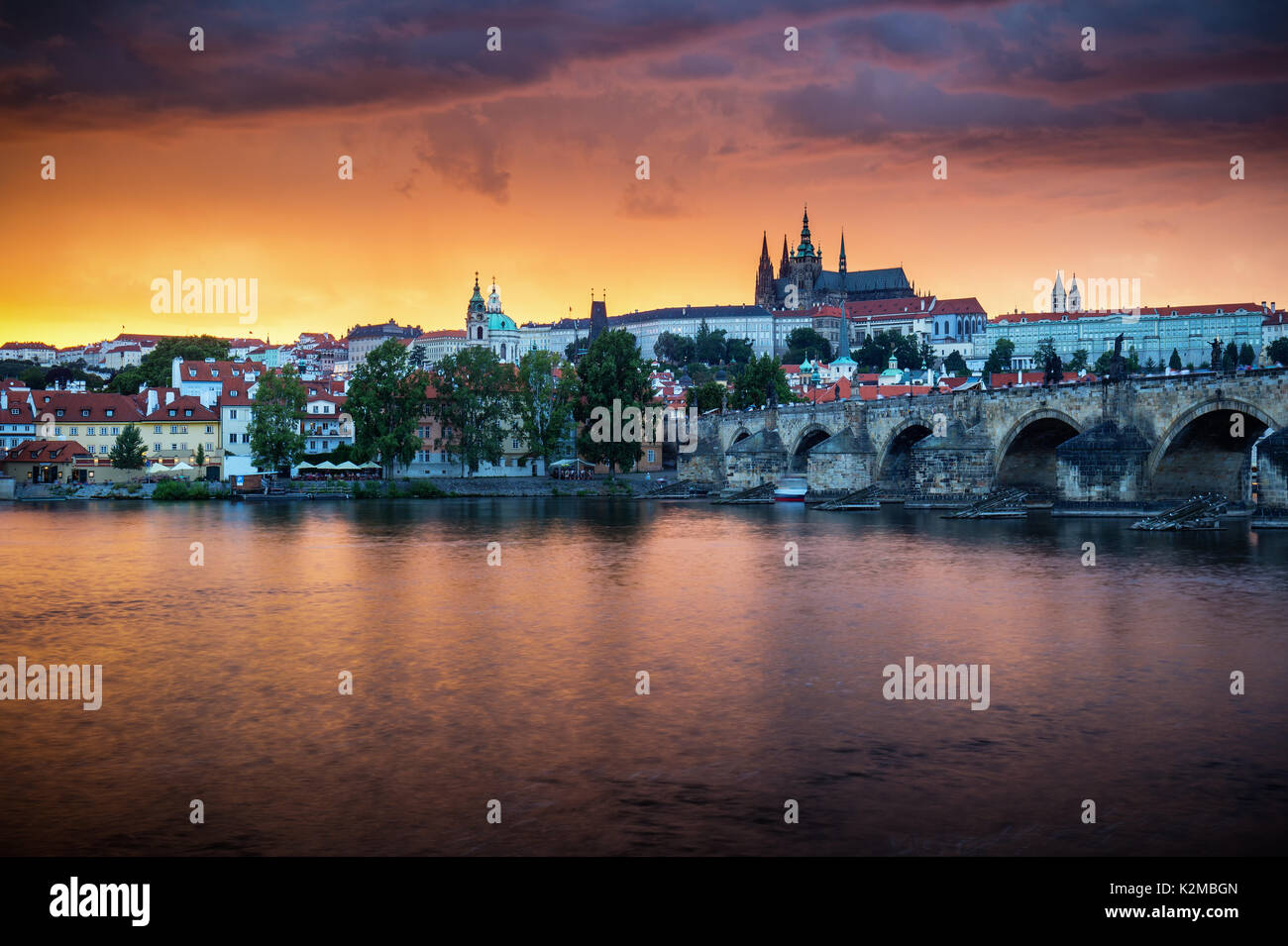 Fantastico fenomeni naturali tempesta estiva per il ponte Carlo e il castello di Praga e sul fiume Moldava a Praga, Repubblica Ceca Foto Stock
