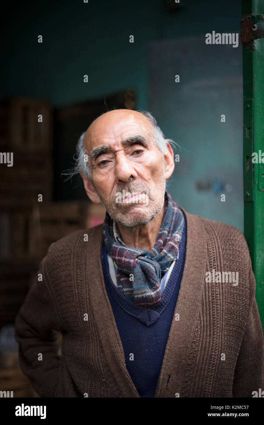 BUENOS AIRES, Argentina - AGUST 2017 - Unidemtofied uomo in posa per la telecamera e sorridente Foto Stock